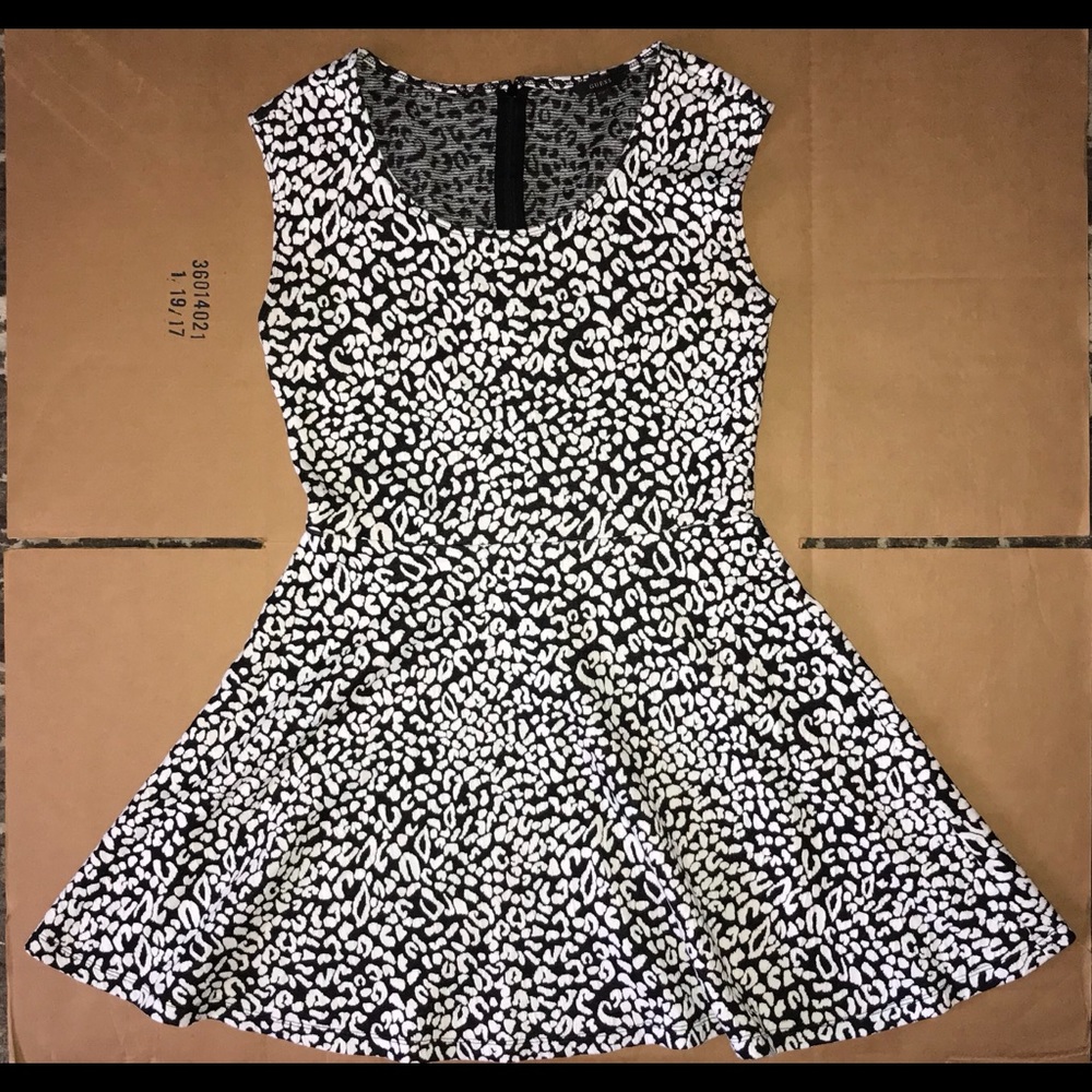 Sleeveless dress buy Guess in black&white print